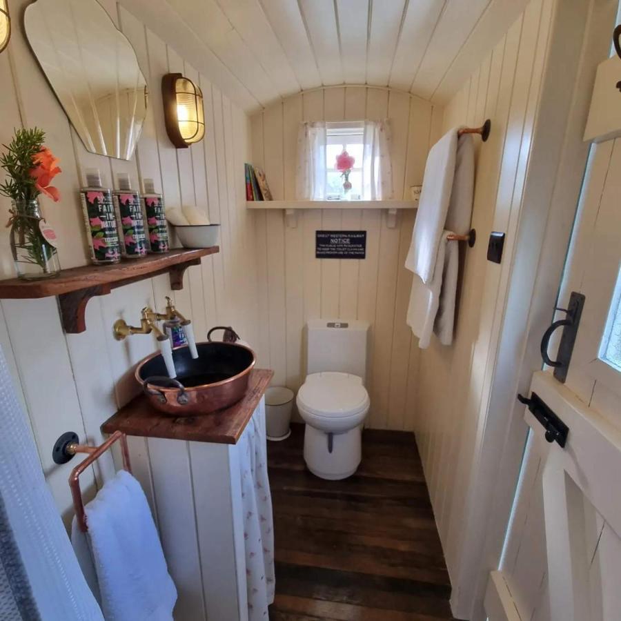 The Delkin Shepherds Huts Castle Combe Exterior photo
